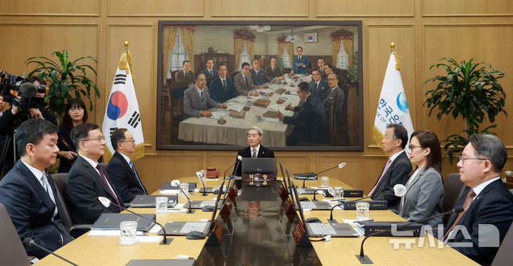 [서울=뉴시스] 사진공동취재단 = 신현송 한국은행 총재가 22일 서울 중구 한국은행에서 금융통화위원회 회의를 주재하고 있다. 2026.10.22. photo@newsis.com