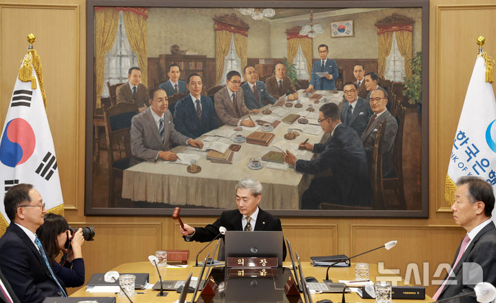 [서울=뉴시스] 사진공동취재단 = 신현송 한국은행 총재가 22일 서울 중구 한국은행에서 열린 금융통화위원회 회의에서 의사봉을 두드리고 있다. 2026.10.22. photo@newsis.com