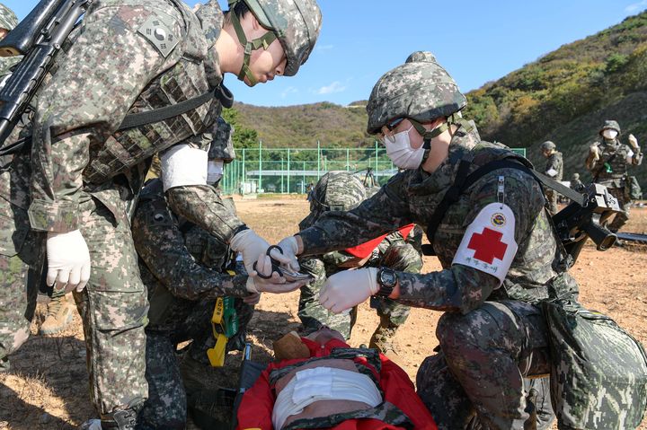 [서울=뉴시스] 해병대사령부/서북도서방위사령부는 지난 19일부터 23일까지 서북도서 일대에서 2026년 후반기 도서방어종합훈련을 실시하고 있다.사진은 21일 해병대 6여단 장병들이 대량전상자 처치훈련을 실시하고 있다. (사진=해병대사령부 제공) 2026.10.22. photo@newsis.com *재판매 및 DB 금지