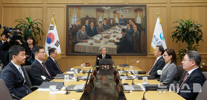 [서울=뉴시스] 사진공동취재단 = 신현송 한국은행 총재가 22일 서울 중구 한국은행에서 금융통화위원회 회의를 주재하고 있다. 2026.10.22. photo@newsis.com