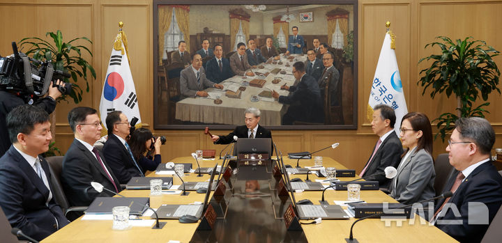 [서울=뉴시스] 사진공동취재단 = 신현송 한국은행 총재가 22일 서울 중구 한국은행에서 열린 금융통화위원회 회의에서 의사봉을 두드리고 있다. 2026.10.22. photo@newsis.com