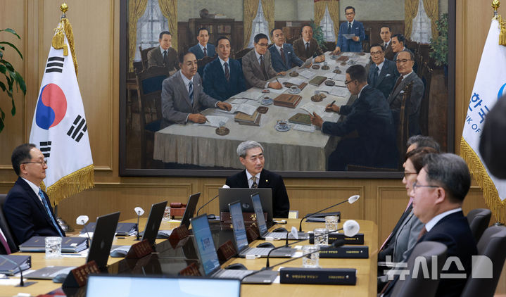 [서울=뉴시스] 사진공동취재단 = 신현송 한국은행 총재가 22일 서울 중구 한국은행에서 금융통화위원회 회의를 주재하고 있다. 2026.10.22. photo@newsis.com