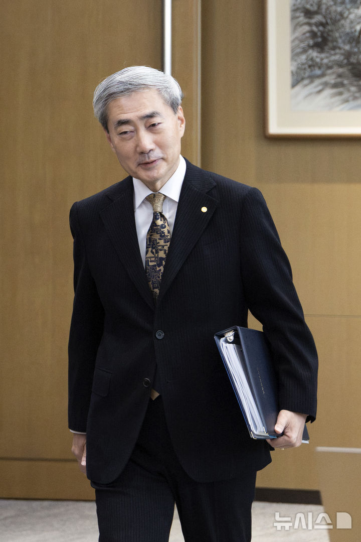 [서울=뉴시스] 사진공동취재단 = 신현송 한국은행 총재가 22일 서울 중구 한국은행에서 열린 금융통화위원회 회의에 참석하고 있다. 2026.10.22. photo@newsis.com