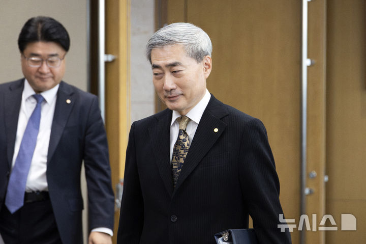 [서울=뉴시스] 사진공동취재단 = 신현송 한국은행 총재가 22일 서울 중구 한국은행에서 열린 금융통화위원회 회의에 참석하고 있다. 2026.10.22. photo@newsis.com