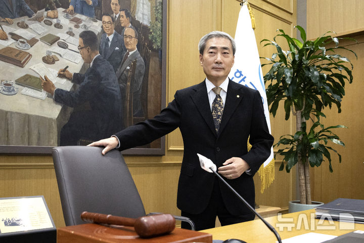 [서울=뉴시스] 사진공동취재단 = 신현송 한국은행 총재가 22일 서울 중구 한국은행에서 열린 금융통화위원회 회의에 참석하고 있다. 2026.10.22. photo@newsis.com