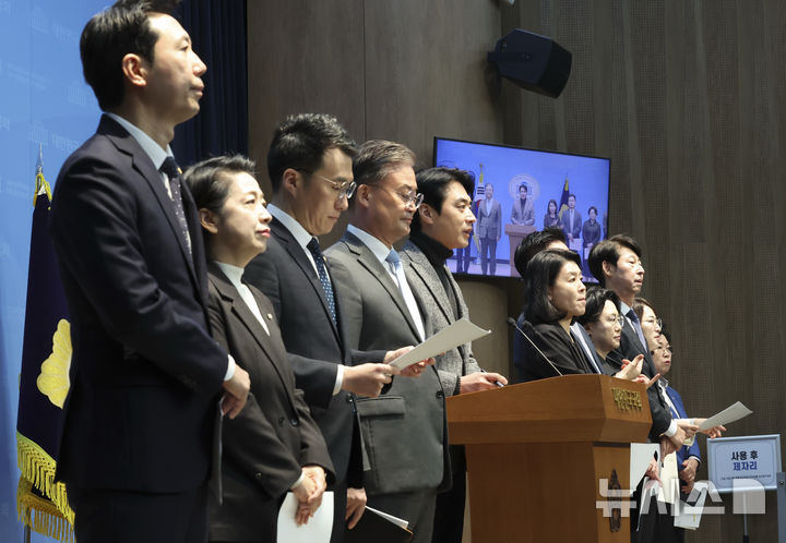 [서울=뉴시스] 김근수 기자 = 더불어민주당 과학기술정보방송통신위원회 소속 의원들과 범여권 의원들이 22일 오전 서울 여의도 국회 소통관에서 헌법재판소의 이진숙 국민의힘 의원의 ‘자기 사건 감사’ 제척 유지 결정과 관련해 긴급 기자회견을 하고 있다. 헌재는 지난 21일 “본회의 또는 위원회 의결로 해당 의원의 감사를 중지시킴에 있어서는 의원이 직접 이해관계가 있거나 공정을 기할 수 없는 현저한 사유가 있는 그 사안에 제척 의결을 할 수 있을 뿐, 제척 사유가 있다고 하여 포괄적으로 감사를 제한할 수 있는 것은 아니다”라고 밝혔다. 2026.10.22. ks@newsis.com