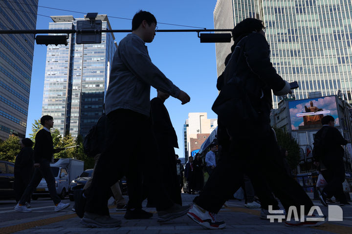 [서울=뉴시스] 고승민 기자 = 22일 서울 광화문 사거리에서 직장인들이 출근길 걸음을 재촉하고 있다. 2026.10.22. kkssmm99@newsis.com