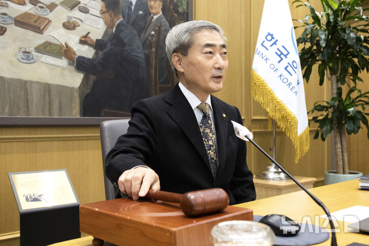 [서울=뉴시스] 사진공동취재단 = 신현송 한국은행 총재가 22일 서울 중구 한국은행에서 금융통화위원회 회의를 주재하고 있다. 2026.10.22. photo@newsis.com