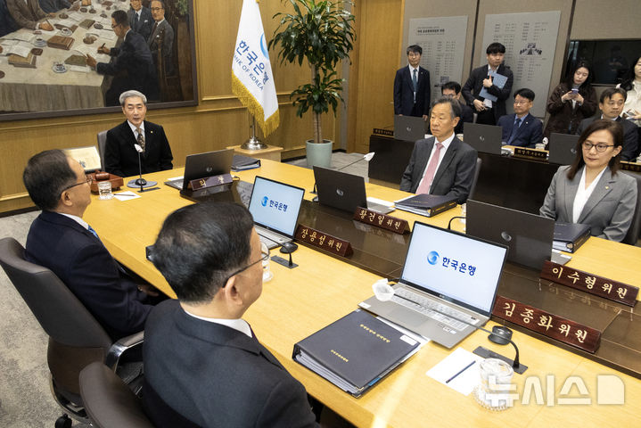 [서울=뉴시스] 사진공동취재단 = 신현송 한국은행 총재가 22일 서울 중구 한국은행에서 금융통화위원회 회의를 주재하고 있다. 2026.10.22. photo@newsis.com