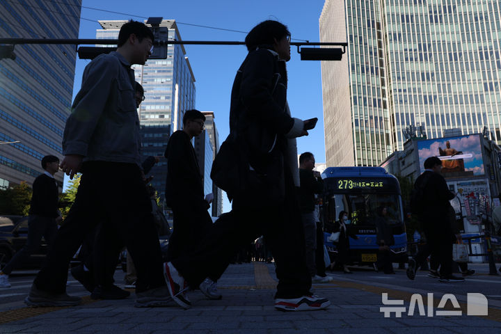 [서울=뉴시스] 고승민 기자 = 기온이 급격히 떨어지며 추운 날씨를 보인 지난 22일 서울 광화문 사거리에서 직장인들이 출근길 걸음을 재촉하고 있다. 2026.10.22. kkssmm99@newsis.com