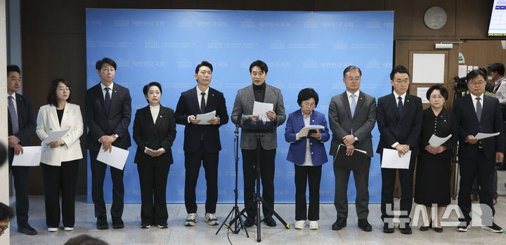 [서울=뉴시스] 김근수 기자 = 더불어민주당 과학기술정보방송통신위원회 소속 의원들과 범여권 의원들이 22일 오전 서울 여의도 국회 소통관에서 헌법재판소의 이진숙 국민의힘 의원의 ‘자기 사건 감사’ 제척 유지 결정과 관련해 긴급 기자회견을 하고 있다. 헌재는 지난 21일 “본회의 또는 위원회 의결로 해당 의원의 감사를 중지시킴에 있어서는 의원이 직접 이해관계가 있거나 공정을 기할 수 없는 현저한 사유가 있는 그 사안에 제척 의결을 할 수 있을 뿐, 제척 사유가 있다고 하여 포괄적으로 감사를 제한할 수 있는 것은 아니다”라고 밝혔다. 2026.10.22. ks@newsis.com