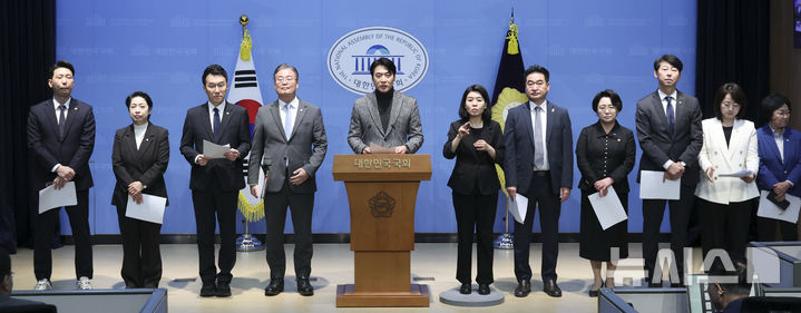 [서울=뉴시스] 김근수 기자 = 더불어민주당 과학기술정보방송통신위원회 소속 의원들과 범여권 의원들이 22일 오전 서울 여의도 국회 소통관에서 헌법재판소의 이진숙 국민의힘 의원의 ‘자기 사건 감사’ 제척 유지 결정과 관련해 긴급 기자회견을 하고 있다. 헌재는 지난 21일 “본회의 또는 위원회 의결로 해당 의원의 감사를 중지시킴에 있어서는 의원이 직접 이해관계가 있거나 공정을 기할 수 없는 현저한 사유가 있는 그 사안에 제척 의결을 할 수 있을 뿐, 제척 사유가 있다고 하여 포괄적으로 감사를 제한할 수 있는 것은 아니다”라고 밝혔다. 2026.10.22. ks@newsis.com