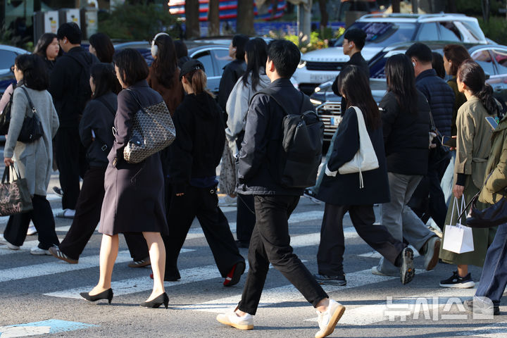 [서울=뉴시스] 고승민 기자 = 기온이 급격히 떨어지며 추운 날씨를 보인 지난 22일 서울 광화문 사거리에서 직장인들이 출근길 걸음을 재촉하고 있다. 2026.10.22. kkssmm99@newsis.com