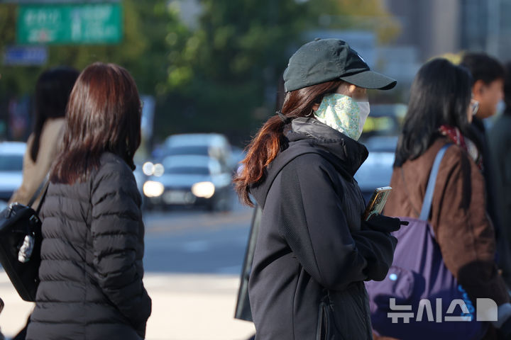 [서울=뉴시스] 고승민 기자 = 기온이 급격히 떨어지며 추운 날씨를 보인 22일 서울 광화문 사거리에서 직장인들이 출근길 걸음을 재촉하고 있다. 2026.10.22. kkssmm99@newsis.com