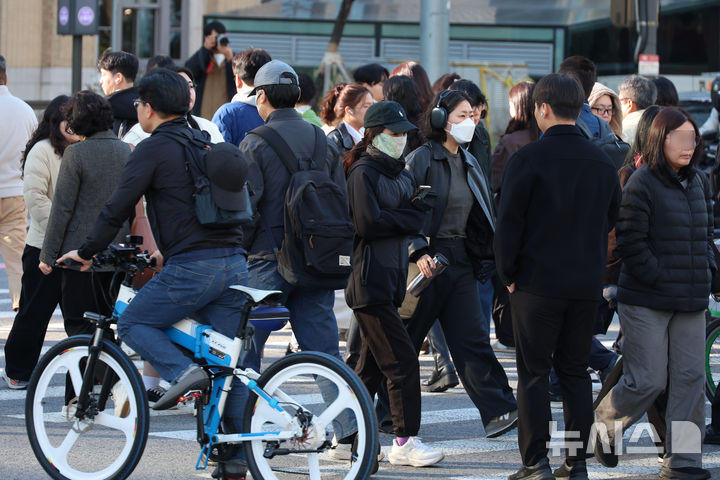 [서울=뉴시스] 고승민 기자 = 기온이 급격히 떨어지며 추운 날씨를 보인 22일 서울 광화문 사거리에서 직장인들이 출근길 걸음을 재촉하고 있다. 2026.10.22. kkssmm99@newsis.com