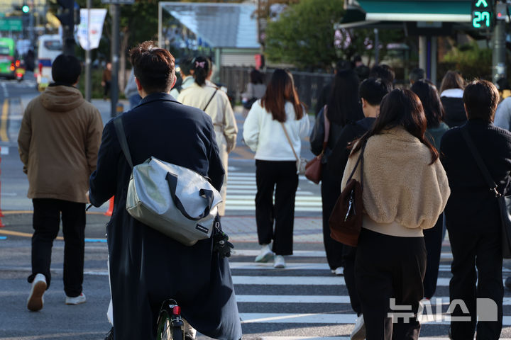 [서울=뉴시스] 고승민 기자 = 기온이 급격히 떨어지며 추운 날씨를 보인 22일 서울 광화문 사거리에서 직장인들이 출근길 걸음을 재촉하고 있다. 2026.10.22. kkssmm99@newsis.com