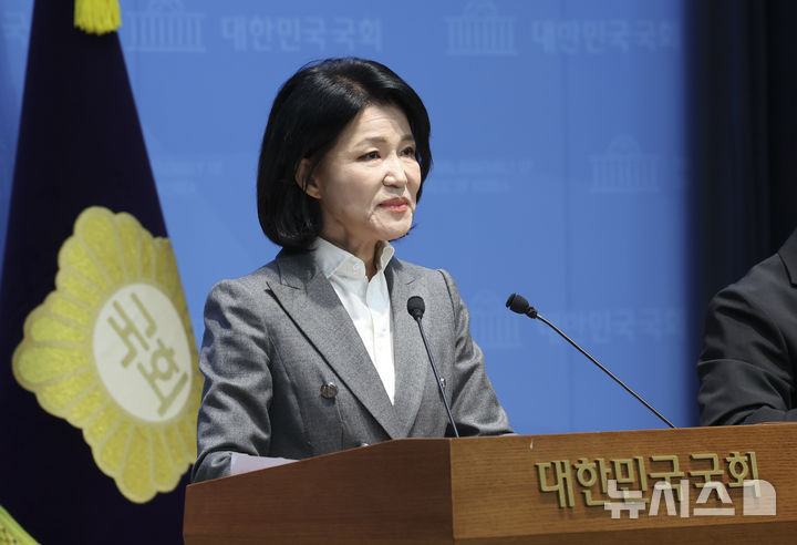 [서울=뉴시스] 김근수 기자 = 이진숙 국민의힘 의원이 22일 오전 서울 여의도 국회 소통관에서 헌법재판소의 본인에 대한 과학기술정보방송통신위원회 국정감사 제척 관련 가처분이 일부 인용되자 긴급 기자회견을 하고 있다. 헌재는 지난 21일 “본회의 또는 위원회 의결로 해당 의원의 감사를 중지시킴에 있어서는 의원이 직접 이해관계가 있거나 공정을 기할 수 없는 현저한 사유가 있는 그 사안에 제척 의결을 할 수 있을 뿐, 제척 사유가 있다고 하여 포괄적으로 감사를 제한할 수 있는 것은 아니다”라고 밝혔다. 2026.10.22. ks@newsis.com