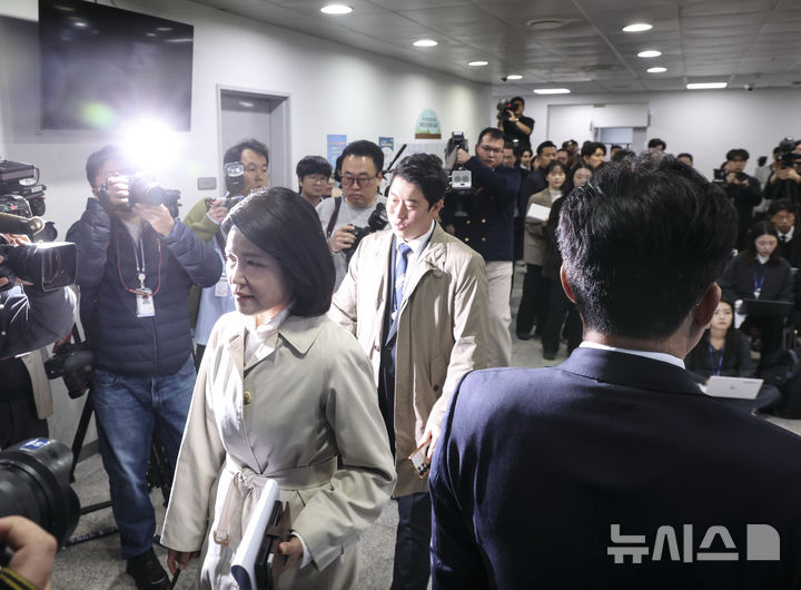 [서울=뉴시스] 김근수 기자 = 이진숙 국민의힘 의원이 22일 오전 서울 여의도 국회 소통관에서 더불어민주당 과학기술정보방송통신위원회 소속 위원들이 백브리핑을 하고 있는 가운데 기자회견을 하기 위해 이동하고 있다. 2026.10.22. ks@newsis.com
