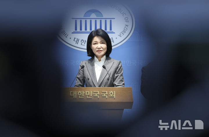 [서울=뉴시스] 김근수 기자 = 이진숙 국민의힘 의원이 22일 오전 서울 여의도 국회 소통관에서 헌법재판소의 본인에 대한 과학기술정보방송통신위원회 국정감사 제척 관련 가처분이 일부 인용되자 긴급 기자회견을 하고 있다. 헌재는 지난 21일 “본회의 또는 위원회 의결로 해당 의원의 감사를 중지시킴에 있어서는 의원이 직접 이해관계가 있거나 공정을 기할 수 없는 현저한 사유가 있는 그 사안에 제척 의결을 할 수 있을 뿐, 제척 사유가 있다고 하여 포괄적으로 감사를 제한할 수 있는 것은 아니다”라고 밝혔다. 2026.10.22. ks@newsis.com