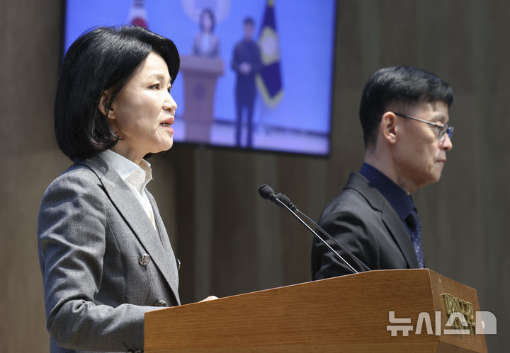 [서울=뉴시스] 김근수 기자 = 이진숙 국민의힘 의원이 22일 오전 서울 여의도 국회 소통관에서 헌법재판소의 본인에 대한 과학기술정보방송통신위원회 국정감사 제척 관련 가처분이 일부 인용되자 긴급 기자회견을 하고 있다.헌재는 지난 21일 “본회의 또는 위원회 의결로 해당 의원의 감사를 중지시킴에 있어서는 의원이 직접 이해관계가 있거나 공정을 기할 수 없는 현저한 사유가 있는 그 사안에 제척 의결을 할 수 있을 뿐, 제척 사유가 있다고 하여 포괄적으로 감사를 제한할 수 있는 것은 아니다”라고 밝혔다. 2026.10.22. ks@newsis.com