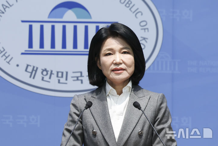 [서울=뉴시스] 김근수 기자 = 이진숙 국민의힘 의원이 22일 오전 서울 여의도 국회 소통관에서 헌법재판소의 본인에 대한 과학기술정보방송통신위원회 국정감사 제척 관련 가처분이 일부 인용되자 긴급 기자회견을 하고 있다.헌재는 지난 21일 “본회의 또는 위원회 의결로 해당 의원의 감사를 중지시킴에 있어서는 의원이 직접 이해관계가 있거나 공정을 기할 수 없는 현저한 사유가 있는 그 사안에 제척 의결을 할 수 있을 뿐, 제척 사유가 있다고 하여 포괄적으로 감사를 제한할 수 있는 것은 아니다”라고 밝혔다. 2026.10.22. ks@newsis.com