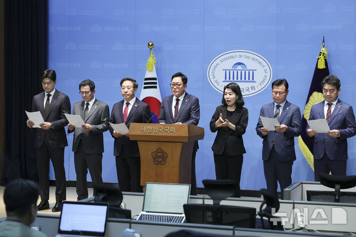 [서울=뉴시스] 김근수 기자 = 국민의힘 국회 농림축산식품해양수산위원회 소속 의원들이 22일 오전 서울 여의도 국회 소통관에서 농촌경제 파탄 농지 전수조사 관련 기자회견을 하고 있다. 2026.10.22. ks@newsis.com