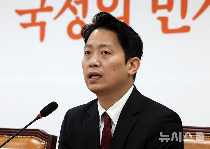 [서울=뉴시스] 고범준 기자 = 이기인 개혁신당 비상대책위원장이 22일 서울 여의도 국회에서 열린 비상대책위원회의에서 발언하고 있다. 2026.10.22. bjko@newsis.com