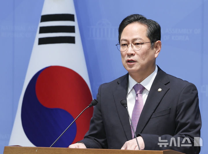 [서울=뉴시스] 김근수 기자 = 박수영 국민의힘 의원이 22일 서울 여의도 국회 여의도 소통관에서 미래기금 졸속 독단입법 내부자료 공개 기자회견을 하고 있다. 2026.10.22. ks@newsis.com