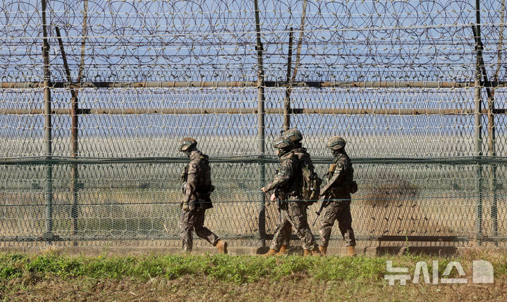 [서울=뉴시스] 홍효식 기자 = 북한이 이달 중 대남 확성기 방송 재개를 예고하면서 우리 군도 대북 확성기 방송 등 맞대응에 나설 가능성이 제기되는 가운데 22일 경기도 파주시 접경지역에서 우리 군이 철책 주변을 순찰하고 있다. 2026.10.22. yesphoto@newsis.com