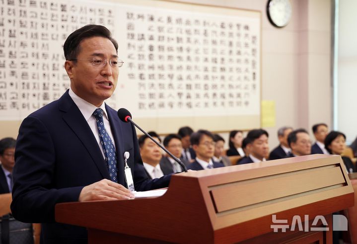 [서울=뉴시스] 정병혁 기자 = 이정현 공소청장(검찰총장) 직무대행이 22일 서울 여의도 국회에서 열린 법제사법위원회의 공소청 본청에 대한 국정감사에서 업무보고를 하고 있다. 2026.10.22. jhope@newsis.com