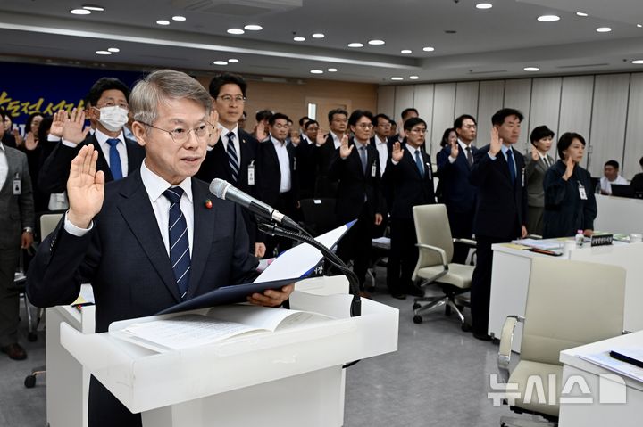 [전남광주=뉴시스] 이영주 기자 = 민형배 전남광주통합특별시장이 22일 오전 전남광주 서구 전남광주통합특별시 광주청사에서 국정감사 선서를 하고 있다. 2026.10.22. leeyj2578@newsis.com