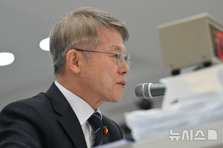 [전남광주=뉴시스] 이영주 기자 = 민형배 전남광주통합특별시장이 22일 오전 전남광주 서구 전남광주통합특별시 광주청사에서 열린 국정감사에 참여해 질의답변하고 있다. 2026.10.22. leeyj2578@newsis.com