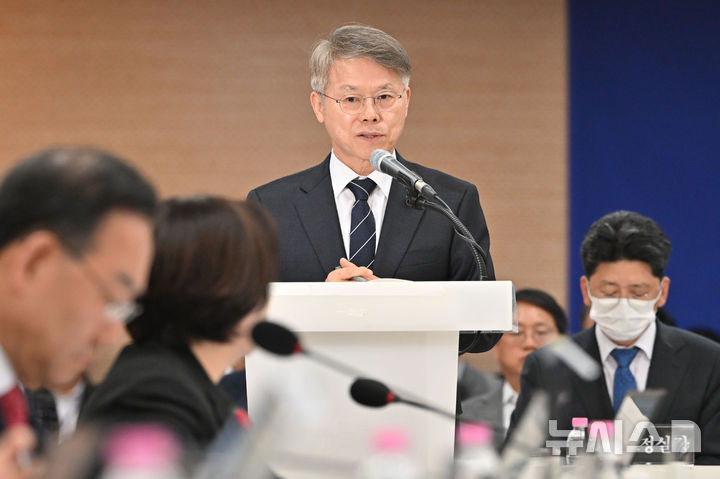 [전남광주=뉴시스] 이영주 기자 = 민형배 전남광주통합특별시장이 22일 오전 전남광주 서구 전남광주통합특별시 광주청사에서 열린 국정감사에 참여해 업무보고하고 있다. 2026.10.22. leeyj2578@newsis.com