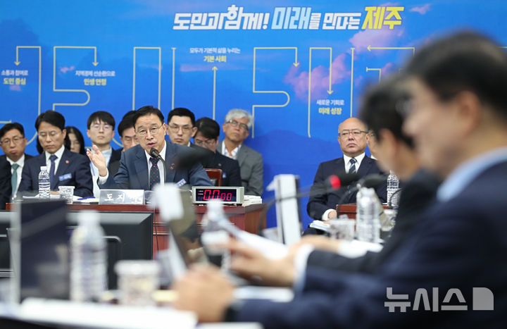 [제주=뉴시스] 우장호 기자 = 위성곤 제주도지사가 22일 오전 제주도청 탐라홀에서 열린 국회 행정안전위원회의 제주도 국정감사에서 의원들의 질의에 답변하고 있다. 2026.10.22. woo1223@newsis.com