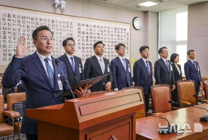 [서울=뉴시스] 정병혁 기자 = 이정현 공소청장(검찰총장) 직무대행이 22일 서울 여의도 국회에서 열린 법제사법위원회의 공소청 본청에 대한 국정감사에서 증인선서를 하고 있다. 2026.10.22. jhope@newsis.com