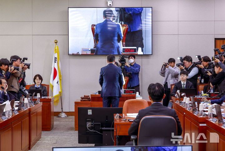 [서울=뉴시스] 정병혁 기자 = 이정현 공소청장(검찰총장) 직무대행이 22일 서울 여의도 국회에서 열린 법제사법위원회의 공소청 본청에 대한 국정감사에서 증인선서문을 서영교 위원장에게 제출하고 있다. 2026.10.22. jhope@newsis.com