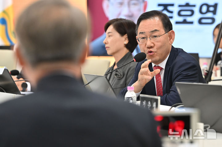 [전남광주=뉴시스] 이영주 기자 = 국회 행안위 주호영 국민의힘 의원이 22일 오전 전남광주 서구 전남광주통합특별시 광주청사에서 열린 국정감사에 참여해 질의하고 있다. 2026.10.22. leeyj2578@newsis.com