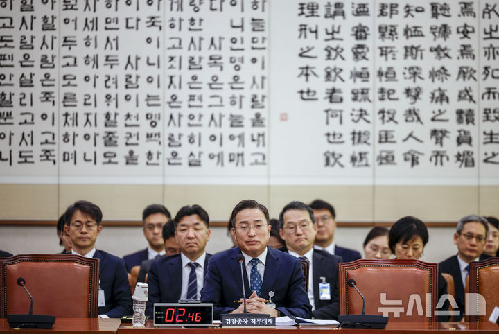 [서울=뉴시스] 정병혁 기자 = 이정현 공소청장(검찰총장) 직무대행이 22일 서울 여의도 국회에서 열린 법제사법위원회의 공소청 본청에 대한 국정감사에서 질문을 듣고 있다. 2026.10.22. jhope@newsis.com