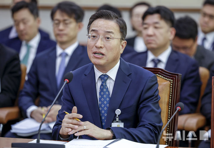[서울=뉴시스] 정병혁 기자 = 이정현 공소청장(검찰총장) 직무대행이 22일 서울 여의도 국회에서 열린 법제사법위원회의 공소청 본청에 대한 국정감사에서 질문에 답하고 있다. 2026.10.22. jhope@newsis.com