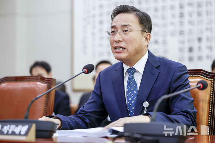 [서울=뉴시스] 정병혁 기자 = 이정현 공소청장(검찰총장) 직무대행이 22일 서울 여의도 국회에서 열린 법제사법위원회의 공소청 본청에 대한 국정감사에서 질문에 답하고 있다. 2026.10.22. jhope@newsis.com