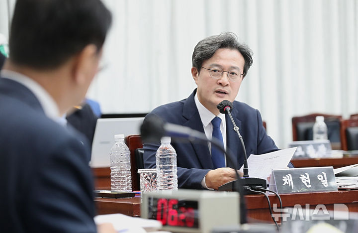 [제주=뉴시스] 우장호 기자 = 더불어민주당 채현일 의원이 22일 오전 제주도청 탐라홀에서 열린 국회 행정안전위원회 제주도 국정감사에서 질의하고 있다. 2026.10.22. woo1223@newsis.com