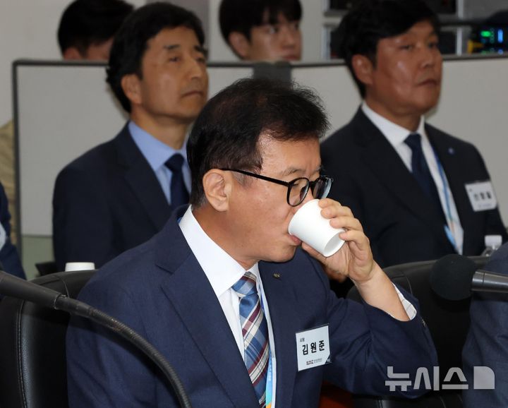 [인천=뉴시스] 공항사진기자단 = 김원준 한국공항공사 사장이 22일 인천 영종도 인청공항공사에서 열린 국토교통위원회의 인천국제공항공사, 한국공항공사, 가덕도신공항건설공단, 항공안전기술원, 국립항공박물관 등에 대한 국정감사에서 물을 마시고 있다. 2026.10.22. photo@newsis.com