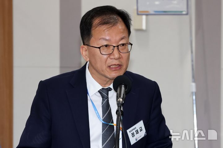 [인천=뉴시스] 공항사진기자단 = 정채교 국토교통부 항공정책실장이 22일 인천 영종도 인청공항공사에서 열린 국토교통위원회의 인천국제공항공사, 한국공항공사, 가덕도신공항건설공단, 항공안전기술원, 국립항공박물관 등에 대한 국정감사에서 의원들의 질의에 답하고 있다. 2026.10.22. photo@newsis.com
