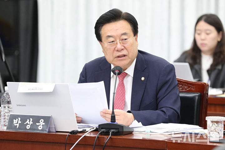 [제주=뉴시스] 우장호 기자 = 국민의힘 박상웅 의원이 22일 오전 제주도청 탐라홀에서 열린 국회 행정안전위원회 제주도 국정감사에서 질의하고 있다. 2026.10.22. woo1223@newsis.com