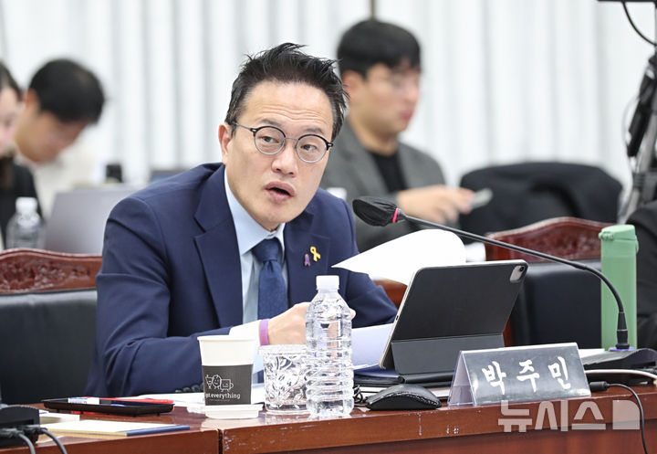 [제주=뉴시스] 우장호 기자 = 박주민 더불어민주당 의원이 22일 오전 제주도청 탐라홀에서 열린 국회 행정안전위원회 제주도 국정감사에서 질의하고 있다. 2026.10.22. woo1223@newsis.com