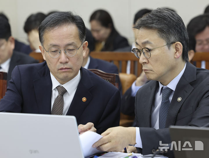[서울=뉴시스] 최진석 기자 = 이형일(왼쪽) 부총리 겸 재정경제부 장관과 권대영 1차관이 22일 여의도 국회에서 열린 재정기획위원회의 재정경제부, 국가데이터처, 국세청 등에 대한 종합감사에 출석해 자료를 살펴보고 있다. 2026.10.22. myjs@newsis.com