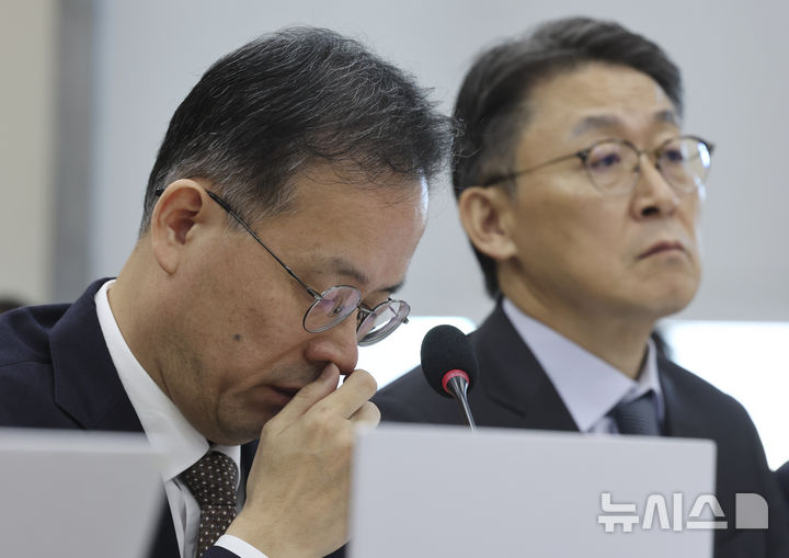 [서울=뉴시스] 최진석 기자 = 이형일(왼쪽) 부총리 겸 재정경제부 장관과 권대영 1차관이 지난 22일 여의도 국회에서 열린 재정기획위원회의 재정경제부, 국가데이터처, 국세청 등에 대한 종합감사에 출석해 의원 질의를 듣고 있다. 2026.10.22. myjs@newsis.com