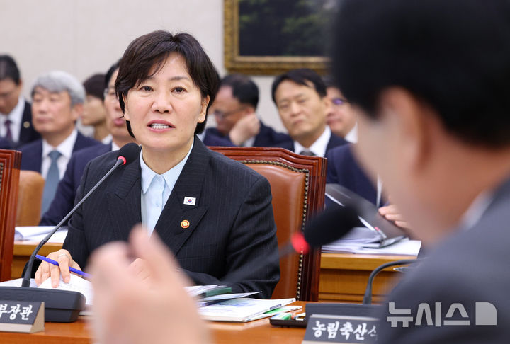 [서울=뉴시스] 고범준 기자 = 송미령 농림축산식품부 장관이 22일 서울 여의도 국회에서 열린 농림축산식품해양수산위원회 농림축산식품부 및 소관기관 종합감사에서 의원 질의에 답변하고 있다. 2026.10.22. bjko@newsis.com