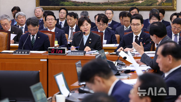[서울=뉴시스] 고범준 기자 = 송미령 농림축산식품부 장관이 22일 서울 여의도 국회에서 열린 농림축산식품해양수산위원회 농림축산식품부 및 소관기관 종합감사에서 의원 질의에 답변하고 있다. 2026.10.22. bjko@newsis.com