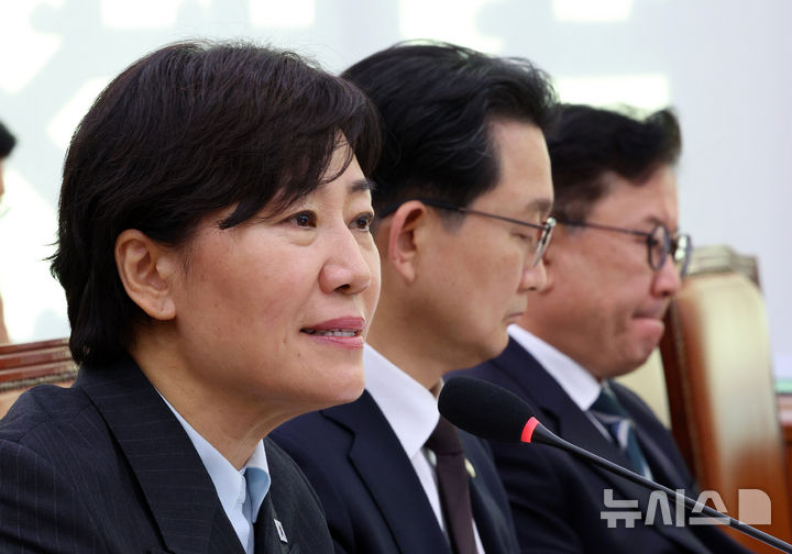 [서울=뉴시스] 고범준 기자 = 송미령 농림축산식품부 장관이 22일 서울 여의도 국회에서 열린 농림축산식품해양수산위원회 농림축산식품부 및 소관기관 종합감사에서 의원 질의에 답변하고 있다. 2026.10.22. bjko@newsis.com